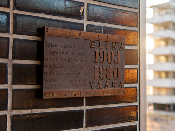 Elina Vaaran muistolaatta